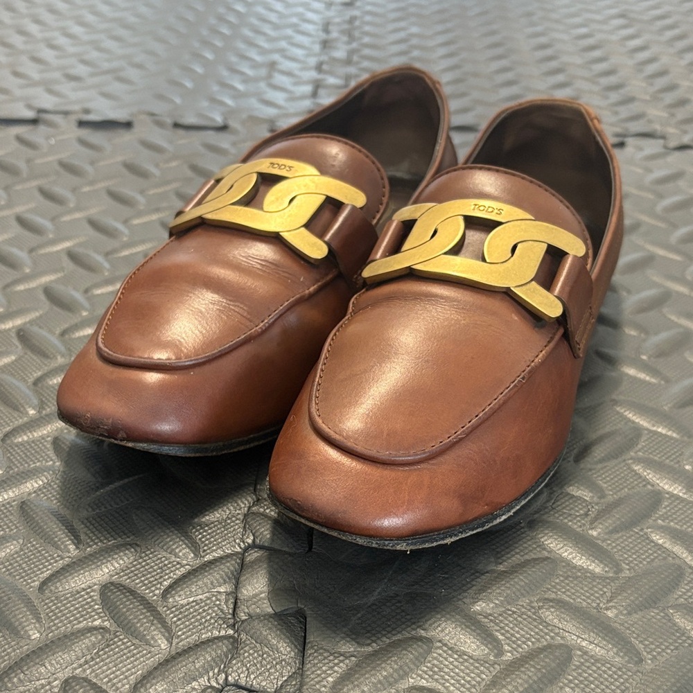 Tod's Women’s Leather Loafers with Gold Chain size 36.5 - Picture 2 of 11